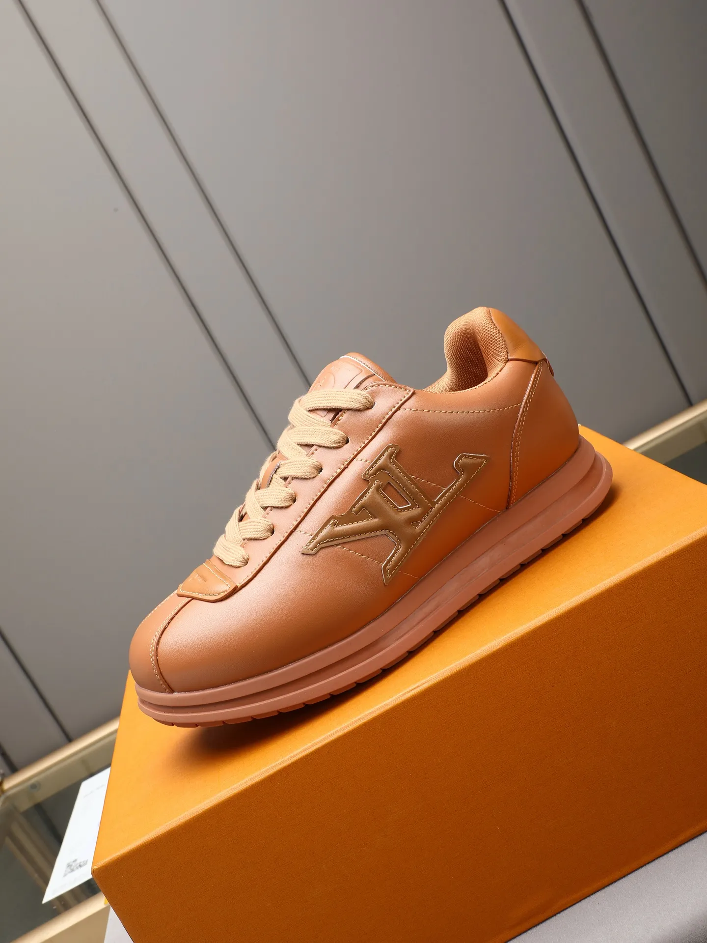 PP560 LV Louis Vuitton L Jialu Brand Runner Tatic Series Thick-soled Casual Sports Shoes Running Shoes Original purchase, development and production This LV Runner Tatic sports shoe combines technical materials such as mesh fabric and ribbons to interpret the inspiration of traditional mountaineering shoes. LV letters are written on one side, the lariat buckle of the quick lacing system is embellished with Monogram flowers and Louis Vuitton logos, and the light and wear-resistant rubber outsole completes the whole. ▪️Fabric: Original imported cowhide + mesh ▪️Inner lining: Original customized breathable mesh ▪️Sole: Original open-molded anti-slip rubber combination material ▪️Size: Men's 38-44 (customized for 45 and 46)